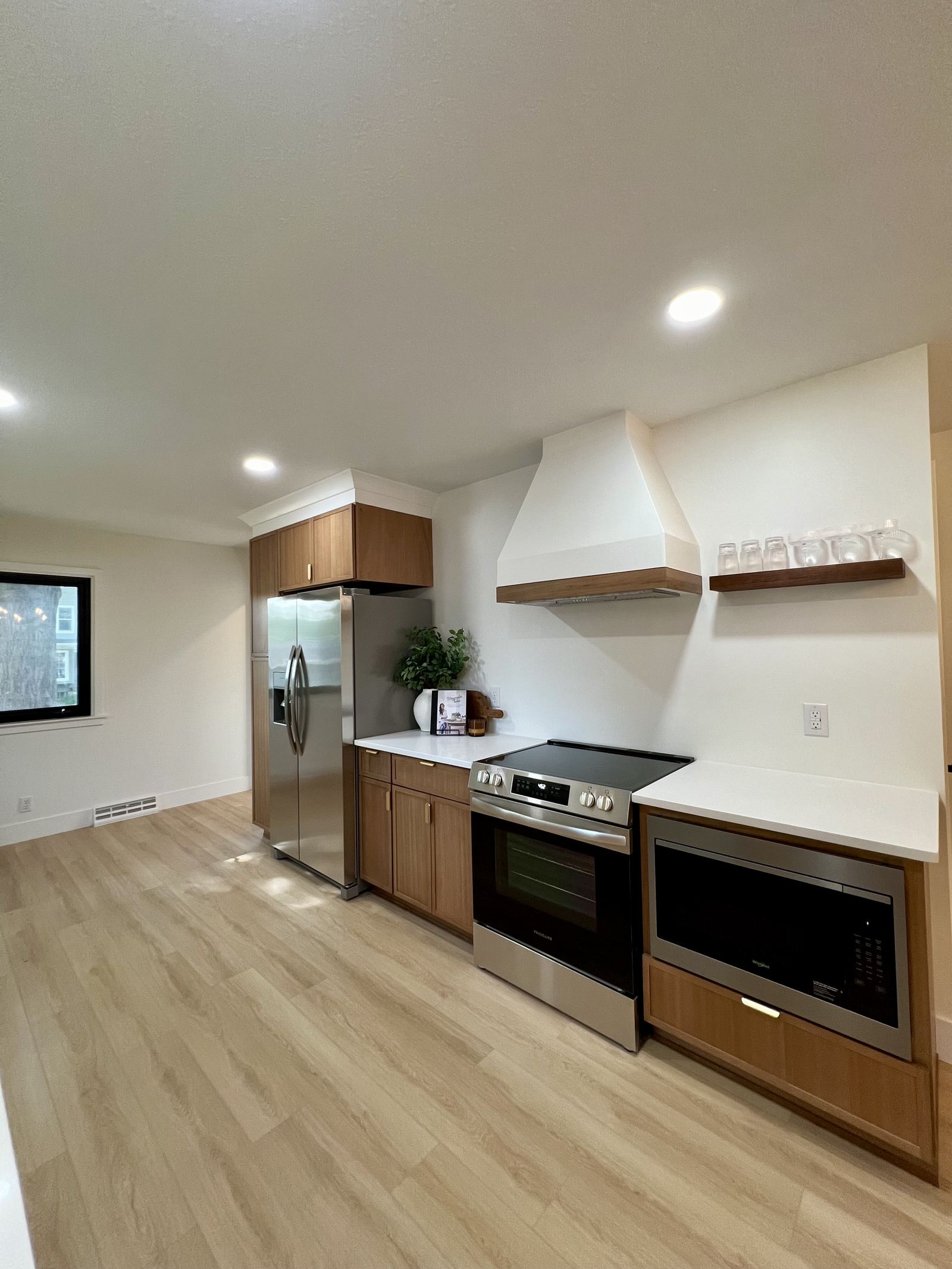 Slim Shaker two-tone kitchen, range and hood detail